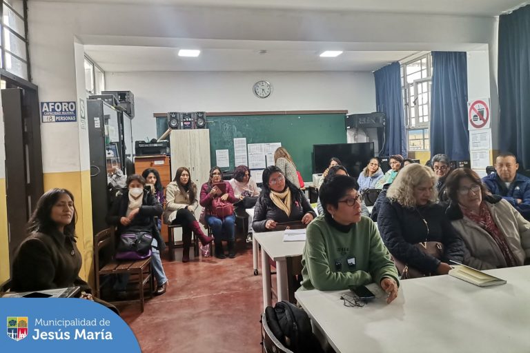 La Defensorรญa Municipal del Niรฑo y del Adolescente viene desarrollando la charla ๐๐๐ฅ๐ฎ๐ ๐ฆ๐๐ง๐ญ๐๐ฅ ๐ฒ ๐๐ข๐๐ง๐๐ฌ๐ญ๐๐ซ ๐๐ฆ๐จ๐๐ข๐จ๐ง๐๐ฅ ๐๐ง ๐๐ฅ ๐๐ง๐ญ๐จ๐ซ๐ง๐จ ๐๐ฌ๐๐จ๐ฅ๐๐ซ, dirigido a docentes de las instituciones educativas del distrito, con el objetivo de fortalecer su capacidad de respuesta ante una situaciรณn de riesgo con las adolescentes. En esta oportunidad, el equipo de la #DEMUNA visitรณ el I. E. Gabriela Mistral.