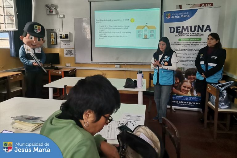 La Defensorรญa Municipal del Niรฑo y del Adolescente viene desarrollando la charla ๐๐๐ฅ๐ฎ๐ ๐ฆ๐๐ง๐ญ๐๐ฅ ๐ฒ ๐๐ข๐๐ง๐๐ฌ๐ญ๐๐ซ ๐๐ฆ๐จ๐๐ข๐จ๐ง๐๐ฅ ๐๐ง ๐๐ฅ ๐๐ง๐ญ๐จ๐ซ๐ง๐จ ๐๐ฌ๐๐จ๐ฅ๐๐ซ, dirigido a docentes de las instituciones educativas del distrito, con el objetivo de fortalecer su capacidad de respuesta ante una situaciรณn de riesgo con las adolescentes. En esta oportunidad, el equipo de la #DEMUNA visitรณ el I. E. Gabriela Mistral.