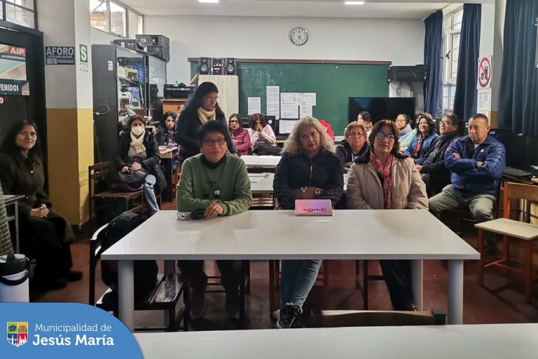 La Defensorรญa Municipal del Niรฑo y del Adolescente viene desarrollando la charla ๐๐๐ฅ๐ฎ๐ ๐ฆ๐๐ง๐ญ๐๐ฅ ๐ฒ ๐๐ข๐๐ง๐๐ฌ๐ญ๐๐ซ ๐๐ฆ๐จ๐๐ข๐จ๐ง๐๐ฅ ๐๐ง ๐๐ฅ ๐๐ง๐ญ๐จ๐ซ๐ง๐จ ๐๐ฌ๐๐จ๐ฅ๐๐ซ, dirigido a docentes de las instituciones educativas del distrito, con el objetivo de fortalecer su capacidad de respuesta ante una situaciรณn de riesgo con las adolescentes. En esta oportunidad, el equipo de la #DEMUNA visitรณ el I. E. Gabriela Mistral.