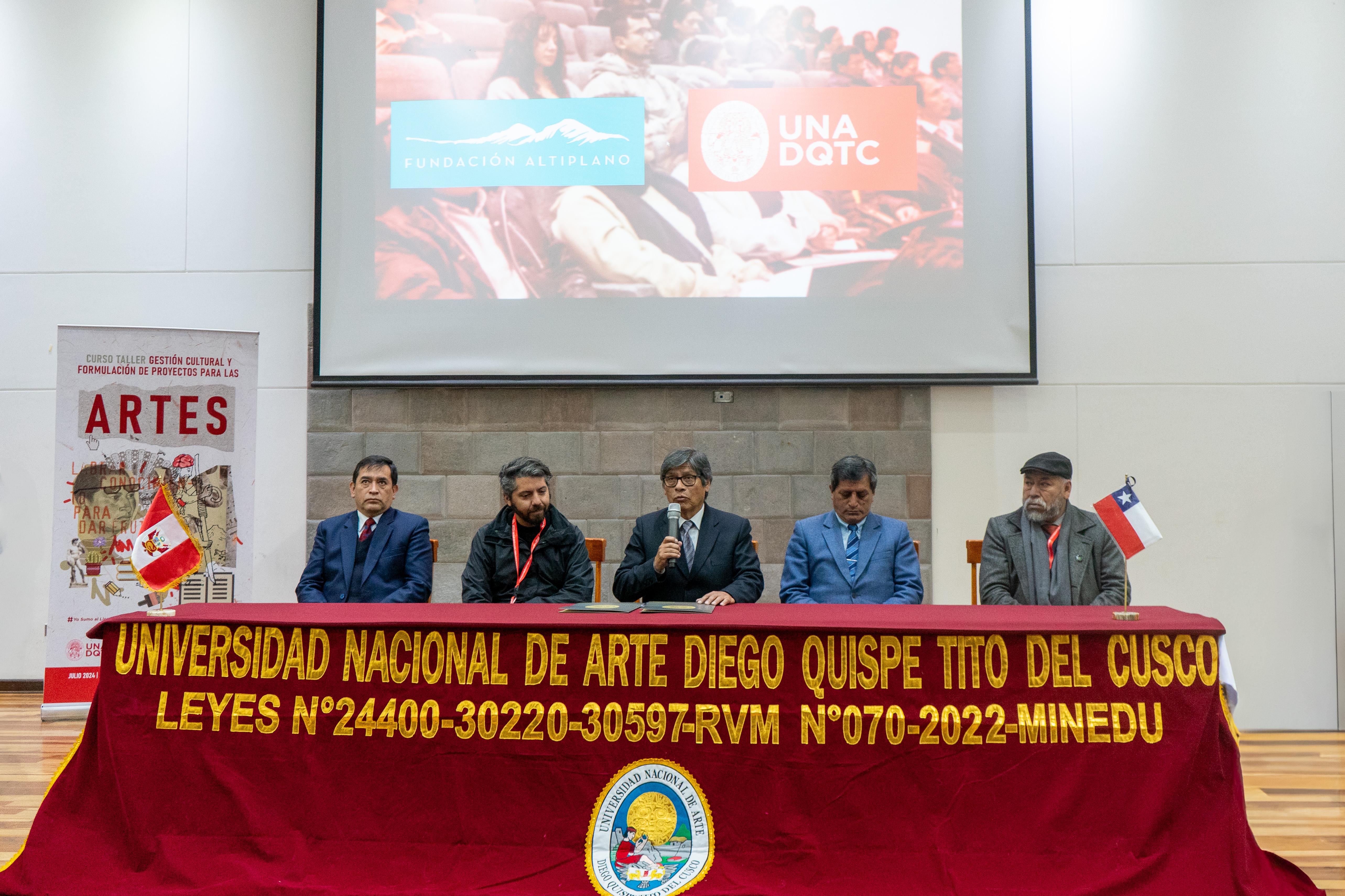 Momento de la Firma de convenio en Cusco