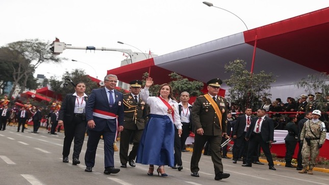 Gran Parada y Desfile Cívico Militar conmemoró bicentenario de las batallas de Junín y Ayacucho