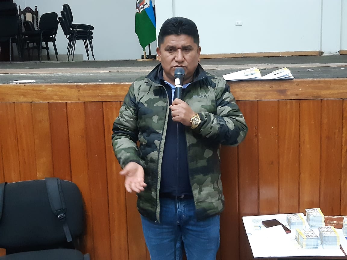 Alcalde provincial cumple promesa de campaña al entregar tarjetas de habilitación vehicular a transportistas por 2 años