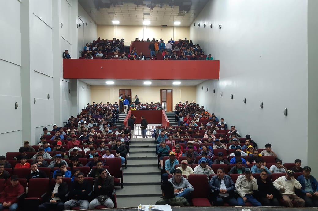 Alcalde provincial cumple promesa de campaña al entregar tarjetas de habilitación vehicular a transportistas por 2 años