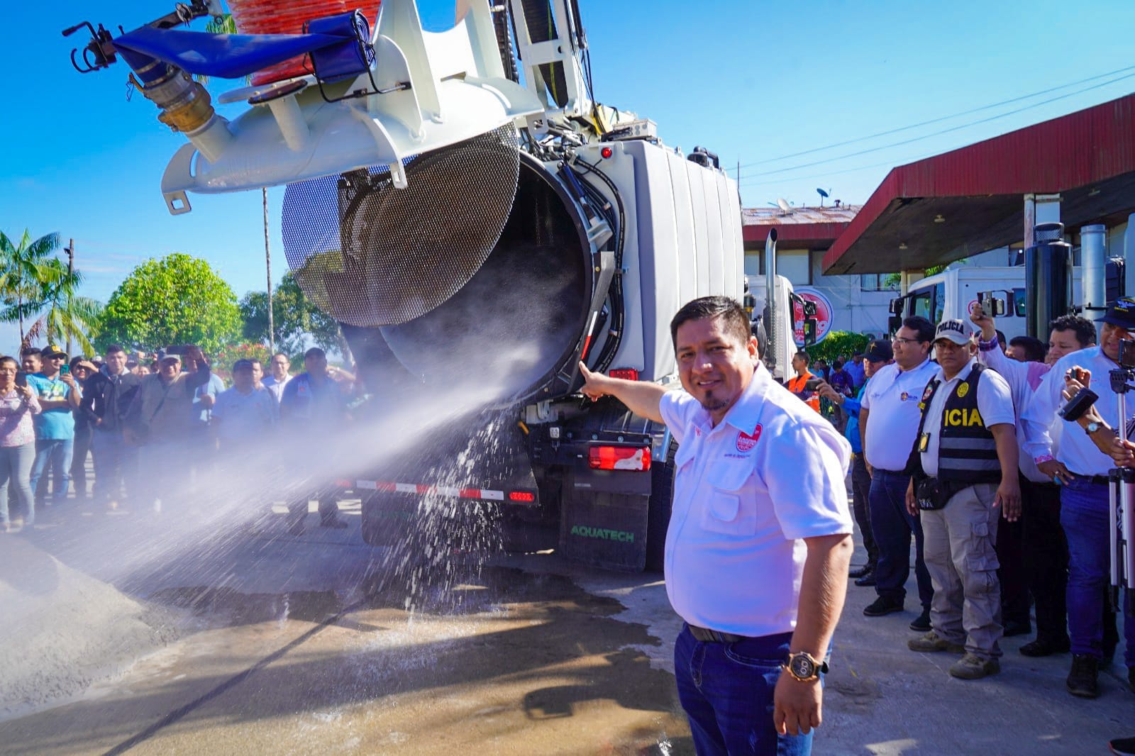 El gobernador regional de Loreto Dr. René Chávez Silvano, hizo entrega de dos Hidrojets al director del Organismo Público Infraestructura para la Productividad (OPIPP