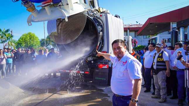 El gobernador regional de Loreto Dr. René Chávez Silvano, hizo entrega de dos Hidrojets al director del Organismo Público Infraestructura para la Productividad (OPIPP