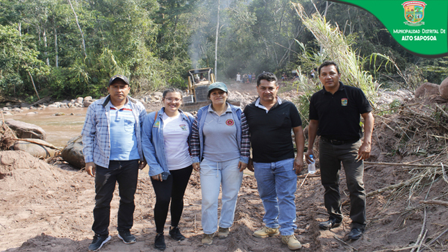 en la puerta del ingreso a Palmeras de Porotongo