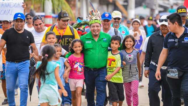Cumpliendo su promesa, el gobernador regional de Loreto Dr. René Chávez llegó a la zona de frontera Santa Rosa, donde fue recibido por la población y autoridades. 