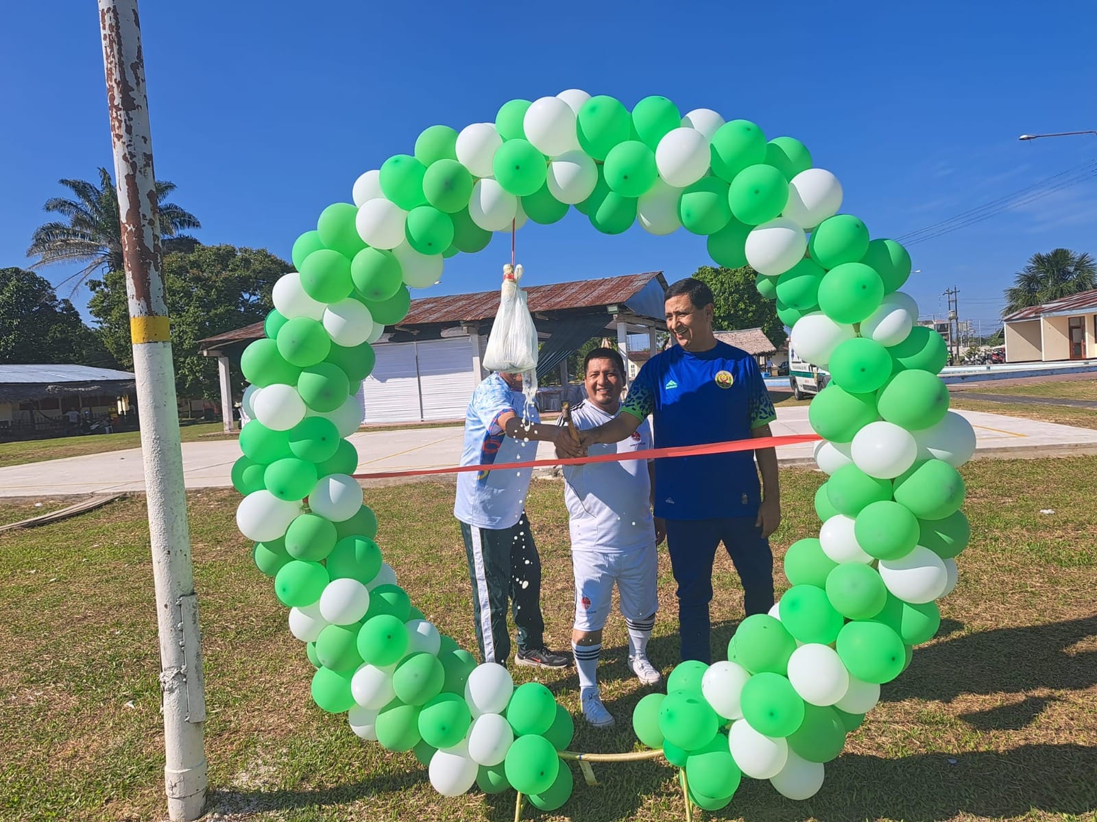 El gobernador regional de Loreto Dr. René Chávez Silvano, inauguró la cancha sintética en la villa de la Policía Nacional del Perú (PNP)