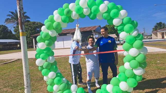 El gobernador regional de Loreto Dr. René Chávez Silvano, inauguró la cancha sintética en la villa de la Policía Nacional del Perú (PNP)