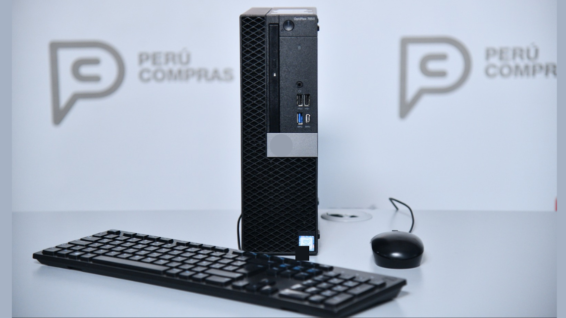 Foto de un CPU y teclado de computadora