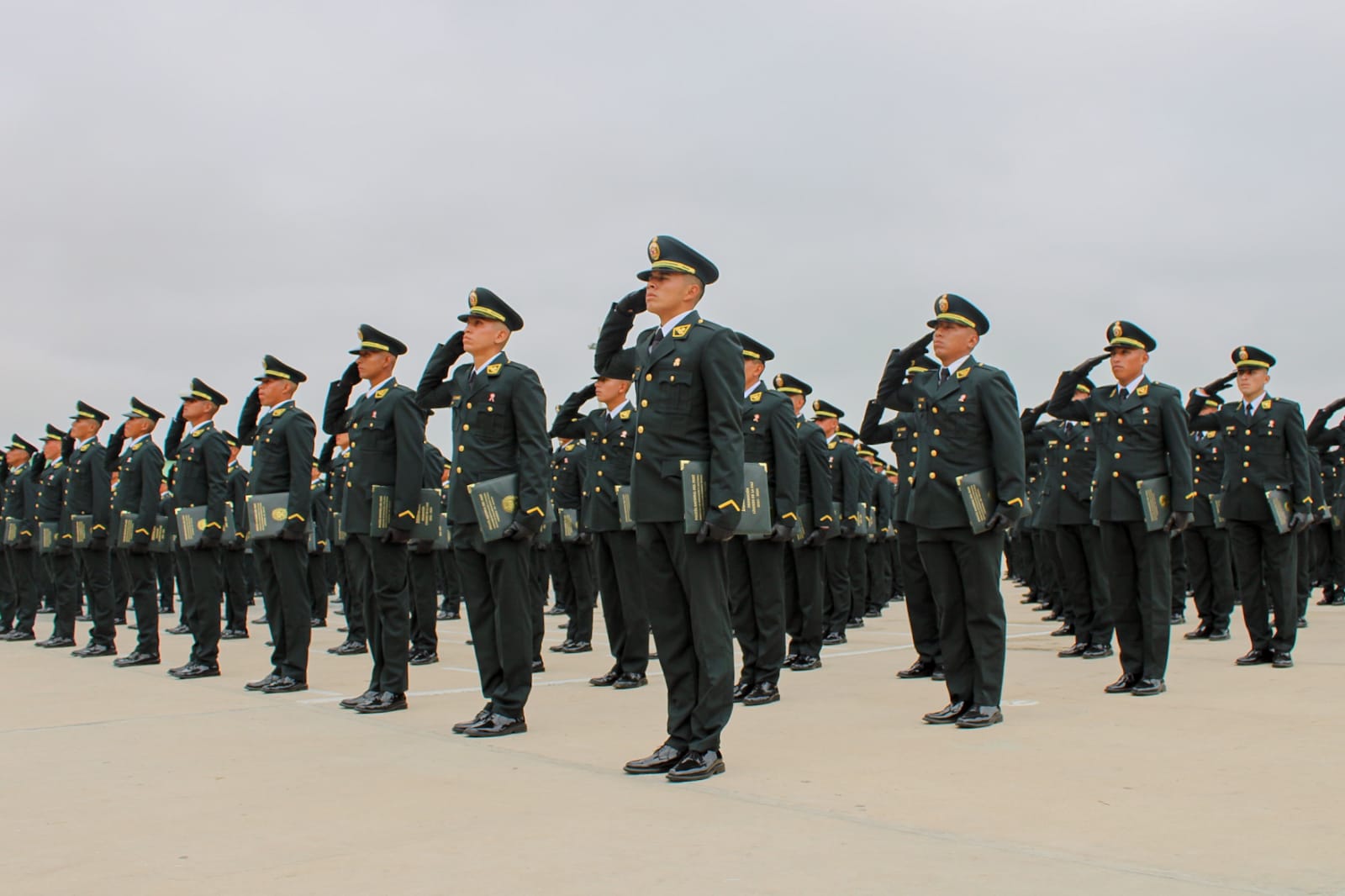 GRAUDACIÓN POLICÍAS DEFENSORES DE LA PAZ
