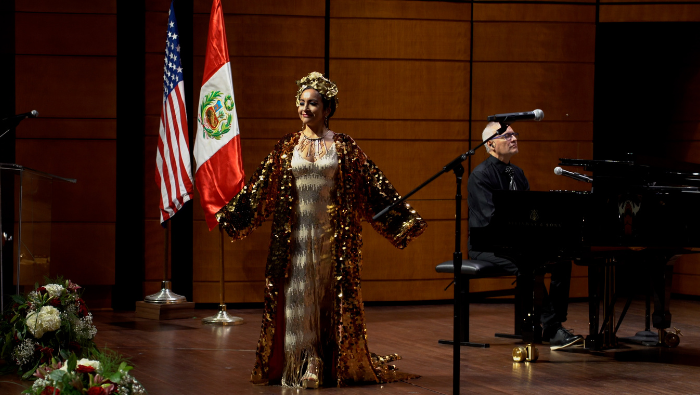 Magia peruana en el Centro Kennedy: cantante nacional Sylvia Falcón deleita con música lírica andina