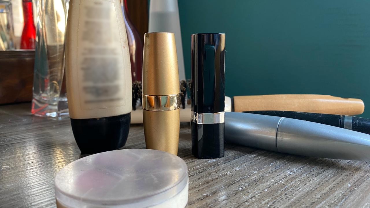 Minsa recomienda a la población no compartir los cosméticos ya que esa acción puede aumentar el riesgo de contraer el Covid-19