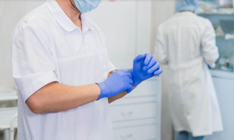 El Instituto Nacional de Calidad (Inacal), organismo público adscrito al Ministerio de la Producción, aprobó nuevas Normas Técnicas Peruanas sobre requisitos para guantes, protección de ojos y método de ensayo para la ropa de protección médica, artículos utilizados contra el contacto con sangre y fluidos corporales, orientadas especialmente al uso de personal de la salud para prevenir la propagación del COVID-19.
