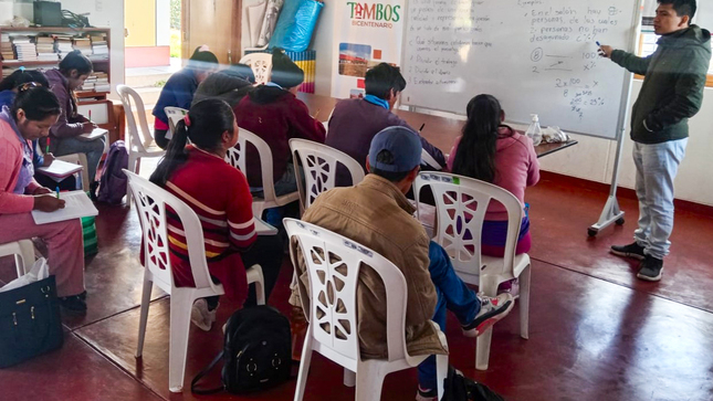 Ayacucho - adultos estudian en Tambos