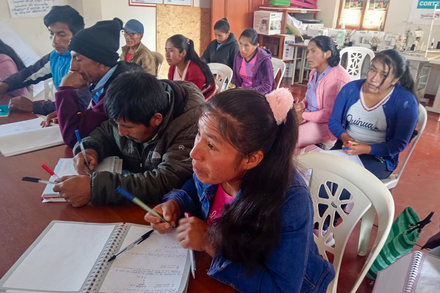 Ayacucho - adultos estudian en Tambos