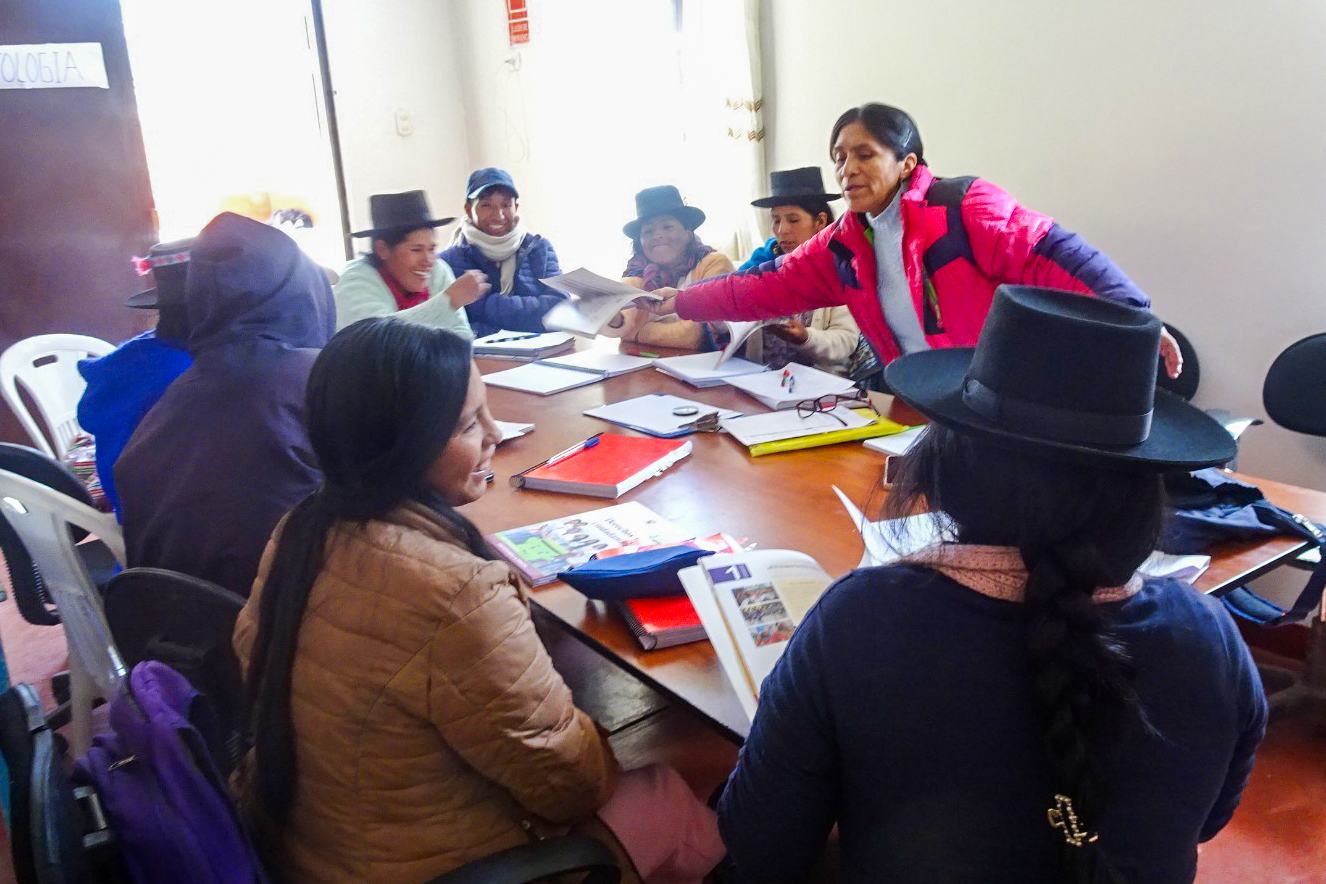 Ayacucho - adultos estudian en Tambos
