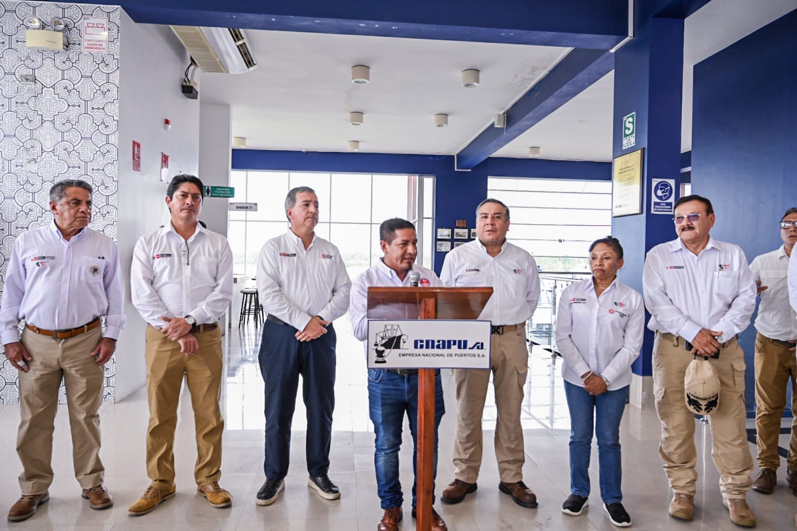 Gobernador Dr. René Chávez y premier visitan embarcadero Enapu.