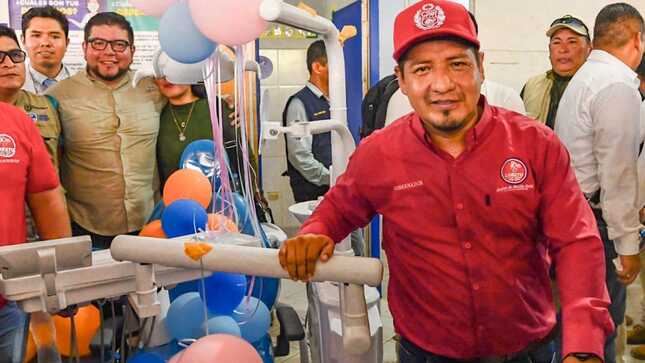 Gobernador Dr. René Chávez entrega equipos médicos al centro de salud Ipress 1-4 Nauta.