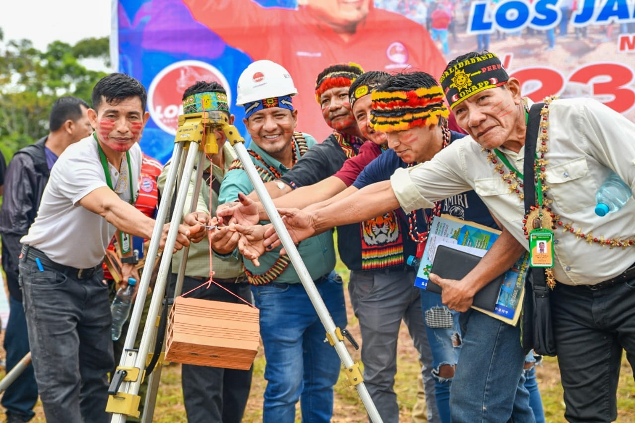 Gobernador Dr. René Chávez coloca primer ladrillo en obra de mejoramiento educativo en Andoas.