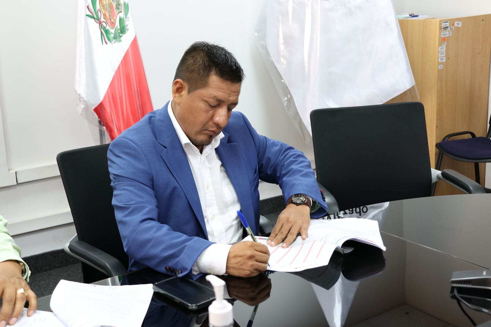 Gobernador Dr. René Chávez firma convenio con Provías para mantenimiento de carreteras en nuestra región.