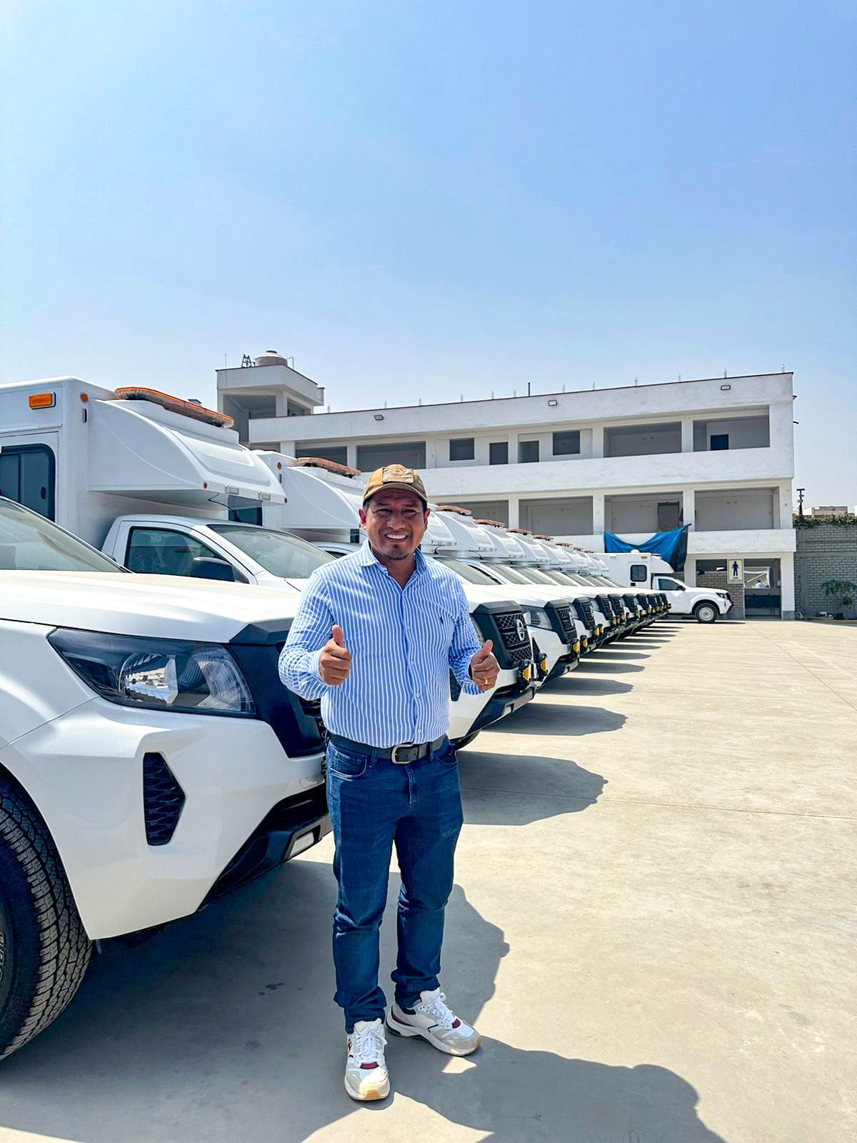 Gobernador René Chávez verifica llegada de 9 ambulancias que pronto estarán en Iquitos.