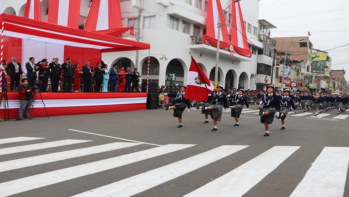 Desfile C铆vico en conmemoraci贸n del 203掳 aniversario de la Independencia del Per煤 en Huaral