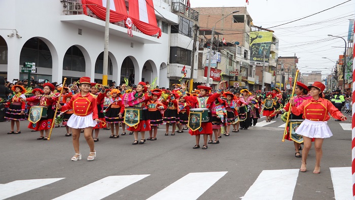 Desfile C铆vico en conmemoraci贸n del 203掳 aniversario de la Independencia del Per煤 en Huaral