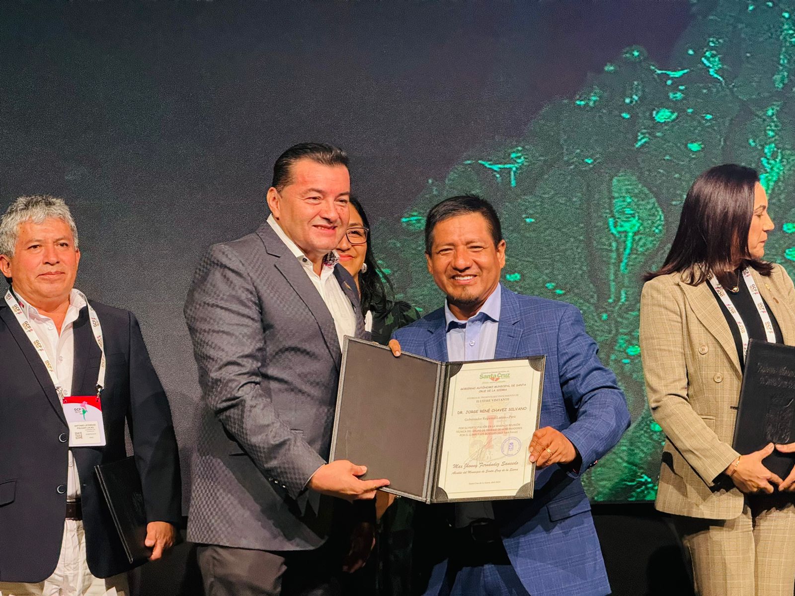 Gobernador Dr. René Chávez presenta propuestas ambientales en foro internacional en Bolivia.