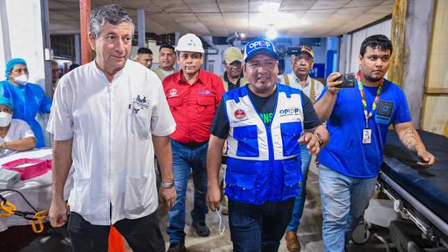Gobernador René Chávez inspecciona obra de refacción en hospital Iquitos
