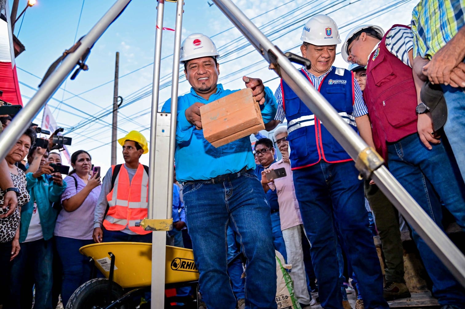 Gobernador regional pone 1a piedra para inicio de obra mejoramiento de calle Alzamora