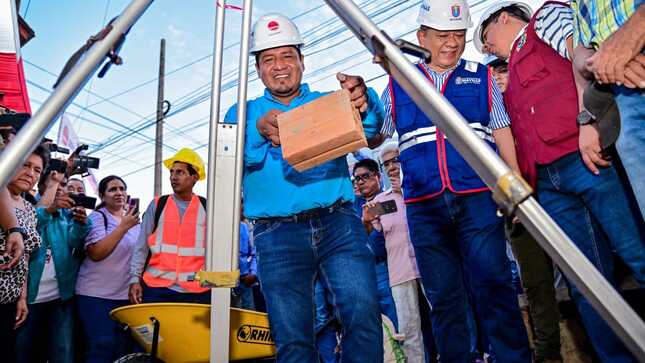 Gobernador regional pone 1a piedra para inicio de obra mejoramiento de calle Alzamora