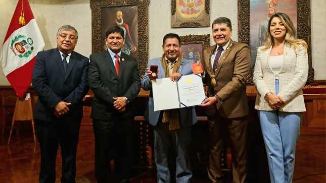 Gobernador presente en Perúmin Arequipa para conocer soluciones que brinda la industria minera