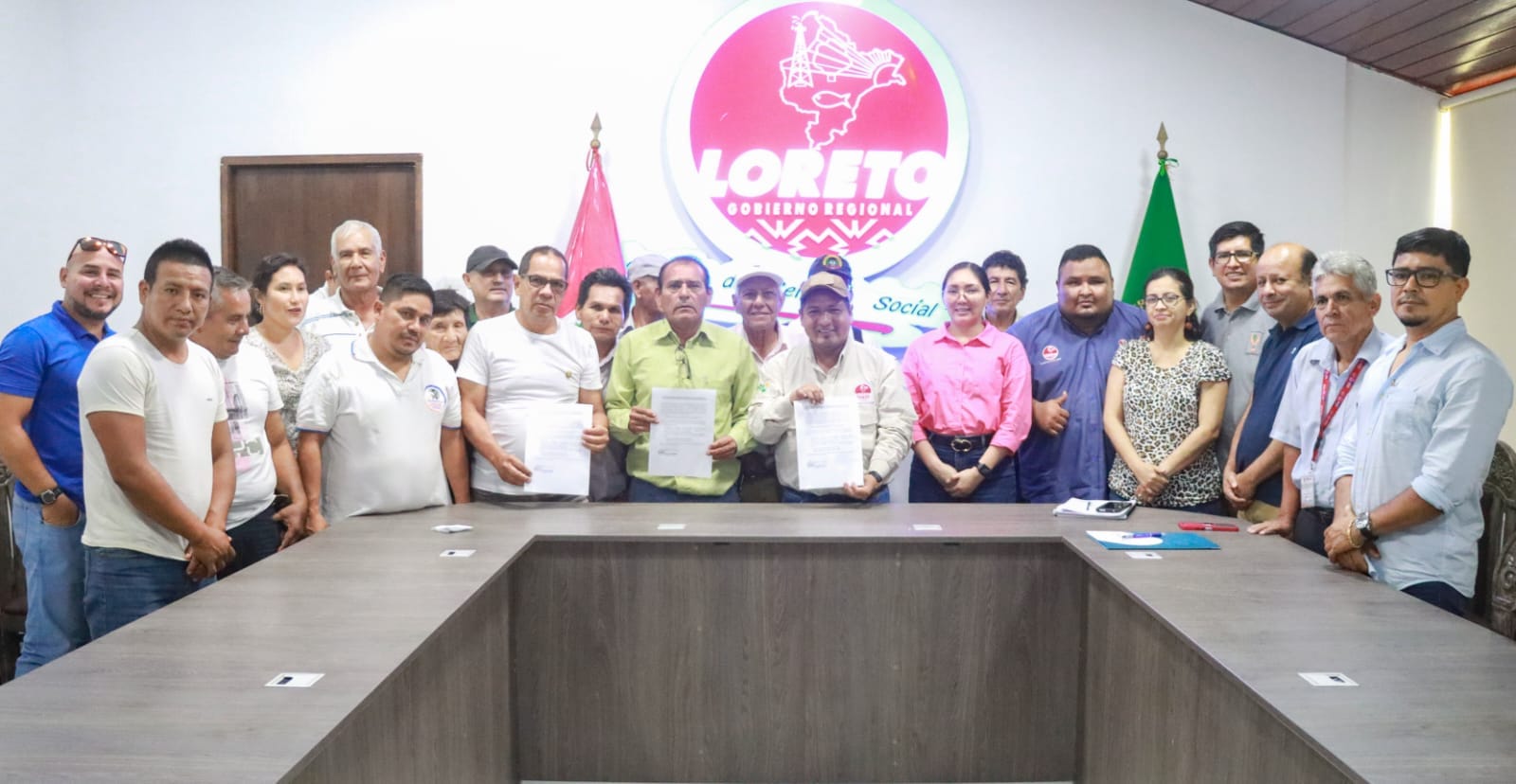 Gobernador regional firma acta para apoyar a asociaciones exportadoras y pesqueras