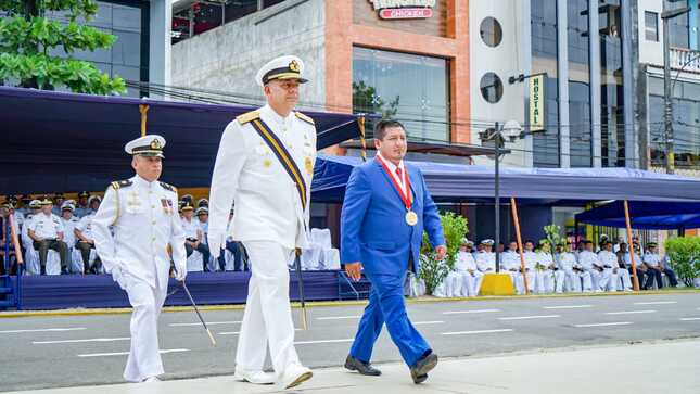 Gobernador regional presente en aniversario de la marina de guerra del Perú