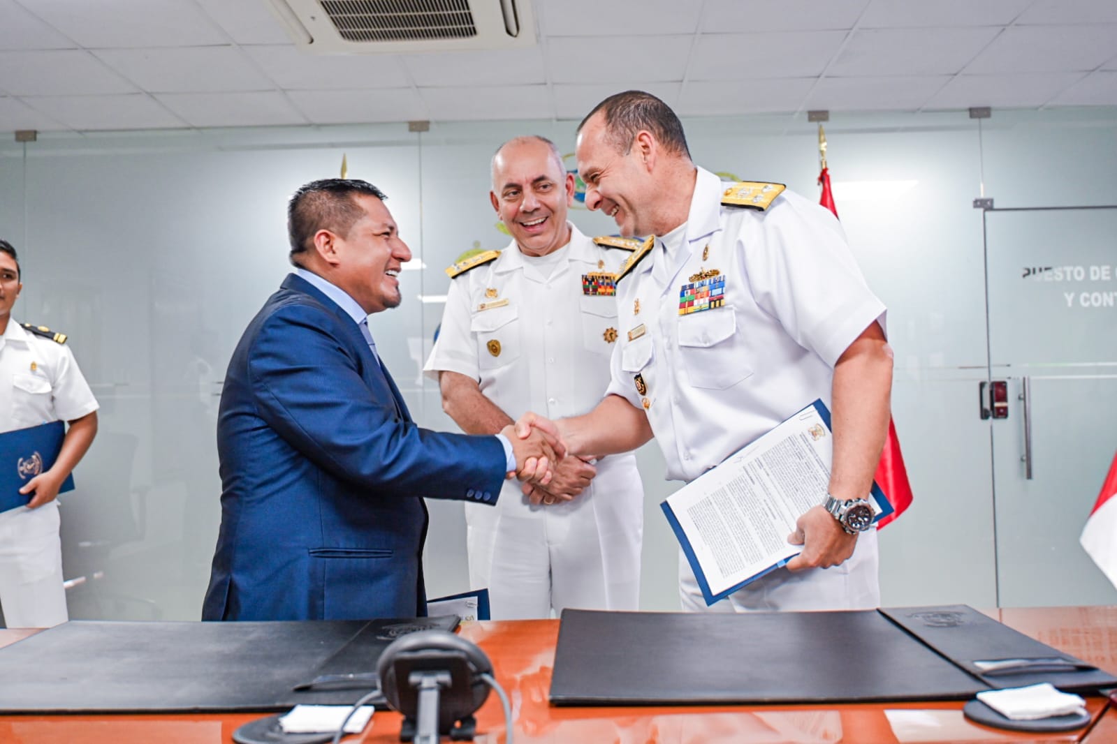 Gobernador de loreto firma importantes convenios con la marina de guerra del Perú