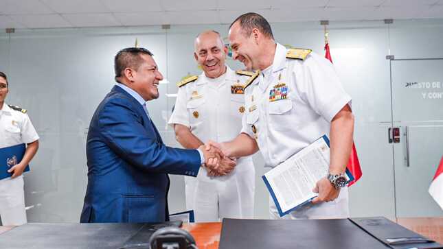 Gobernador de loreto firma importantes convenios con la marina de guerra del Perú