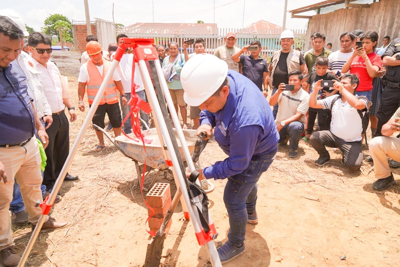 Gobernador regional de loreto reinicia obra de hospital en san lorenzo