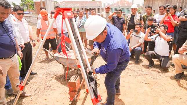 Gobernador regional de loreto reinicia obra de hospital en san lorenzo
