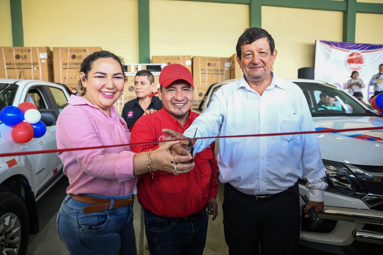 El gobernador regional entregó 84 aires acondicionados y 2 camionetas a la UNAP.