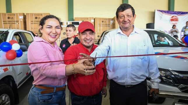 El gobernador regional entregó 84 aires acondicionados y 2 camionetas a la UNAP.