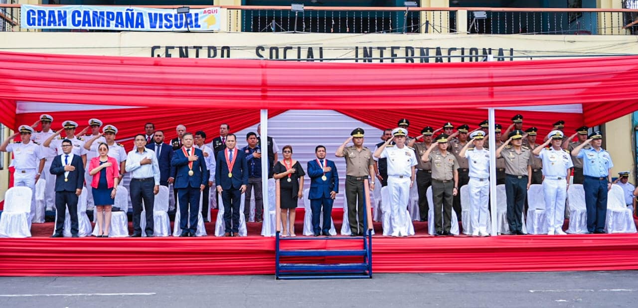 Gobernador de loreto preside ceremonia de izamiento del pabellón nacional