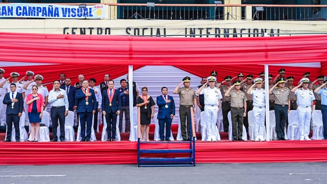 Gobernador de loreto preside ceremonia de izamiento del pabellón nacional