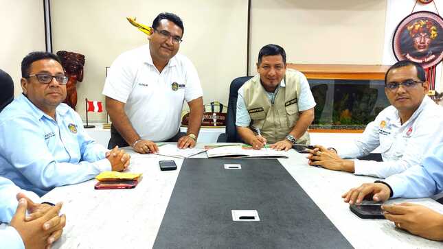 Gobernador regional firma convenio de cooperación con alcalde de belén