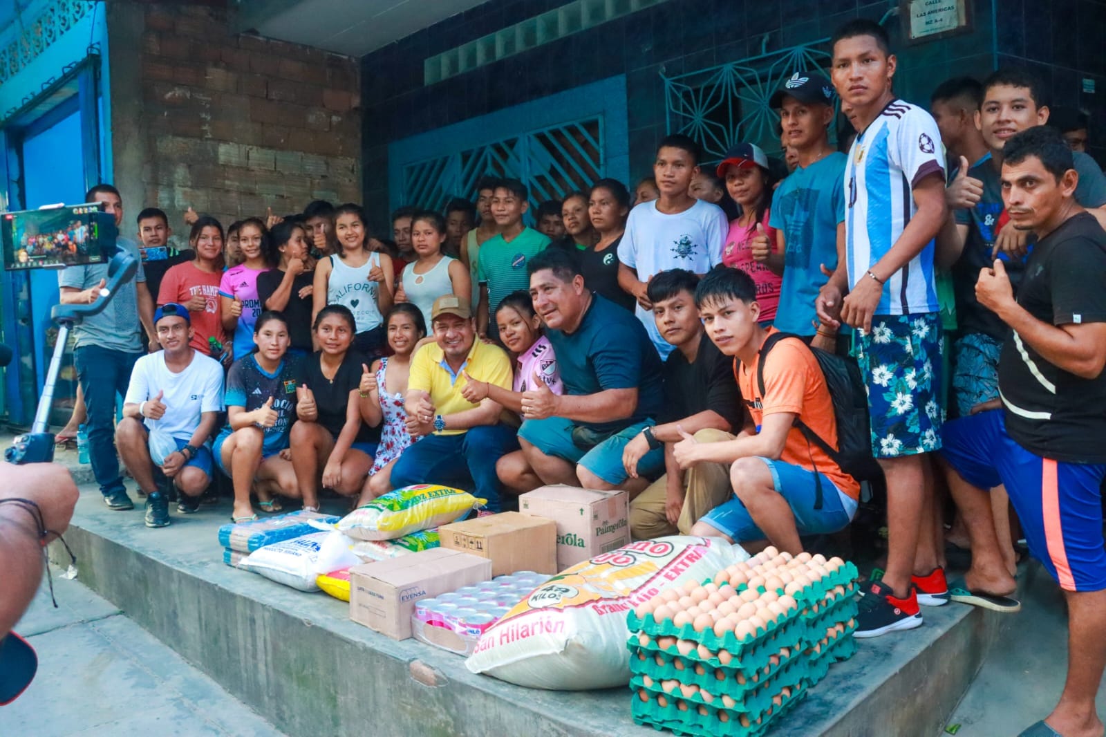 Gobernador regional entrega víveres a becarios del napo