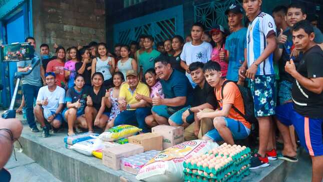 Gobernador regional entrega víveres a becarios del napo