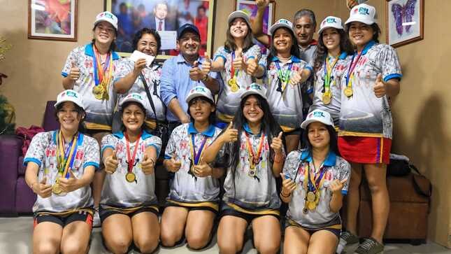 Gobernador Dr. René Chávez sigue apoyando a delegación de handball que competirá en chile