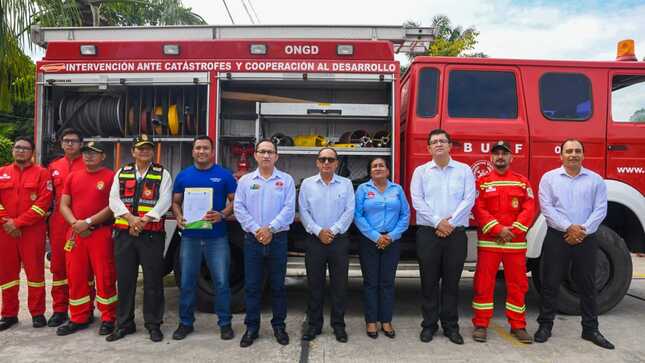 Gobierno regional de loreto fortalece cuerpo de bomberos con nueva autobomba