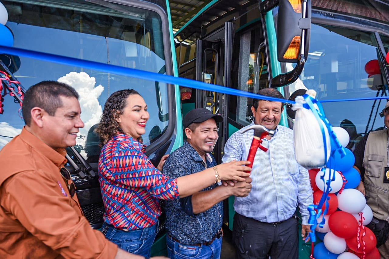 Gobernador Dr. René Chávez entrega de 03 buses para la UNAP