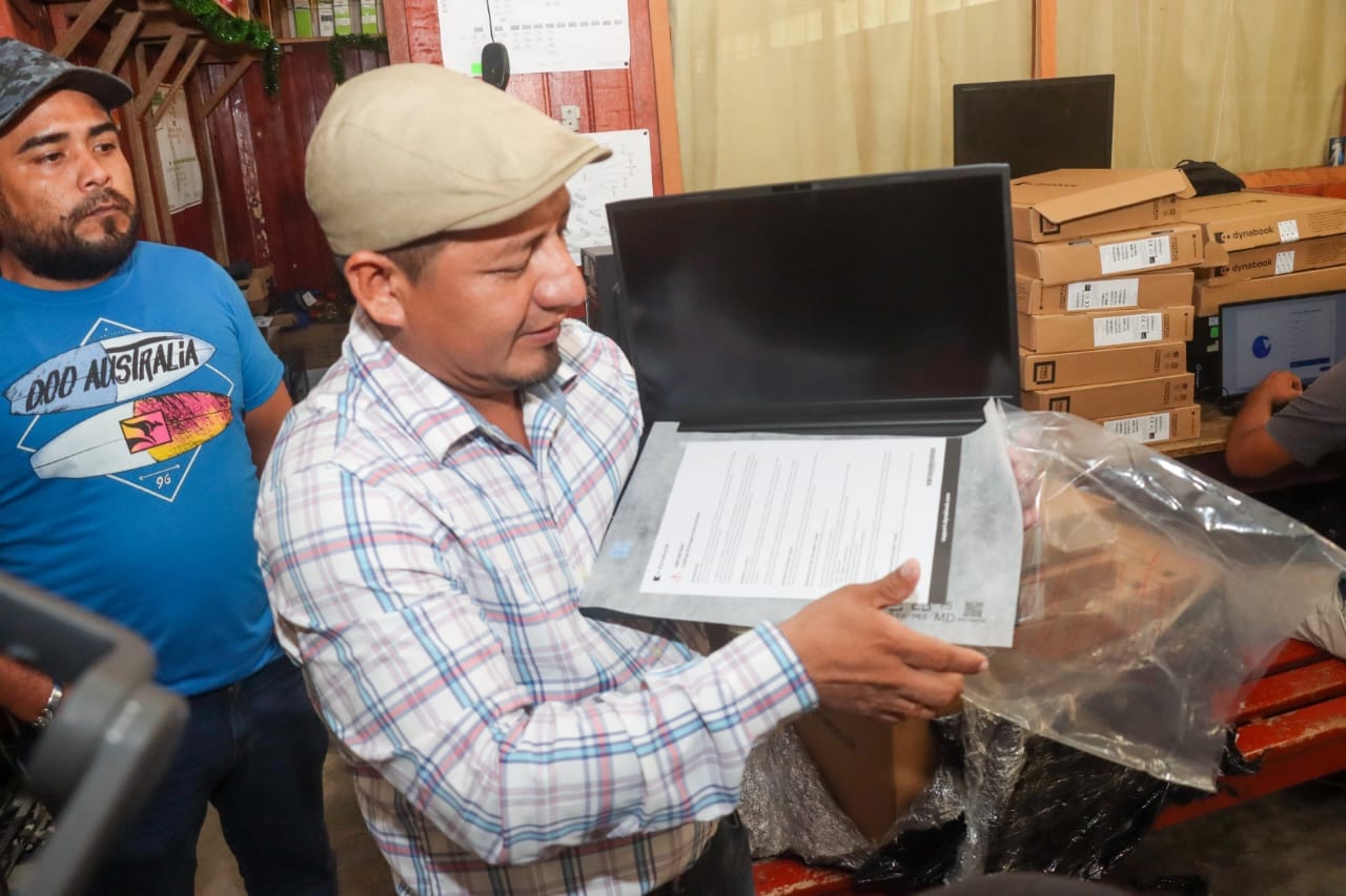 Gobernador Dr. René Chávez recepcionó 3000 laptops que serán entregadas a los mejores maestros de loreto